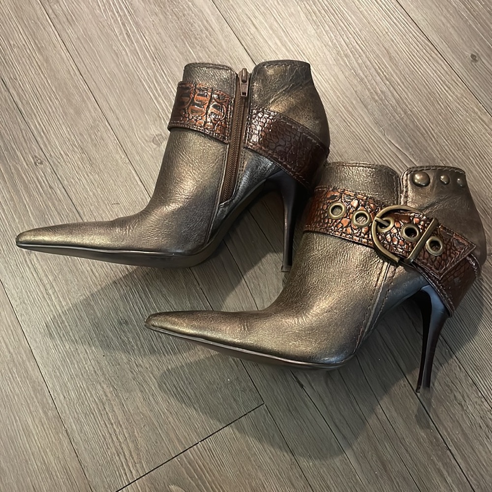 Carlos Santana Stiletto Boots w/ Buckle. Size 8.  CALL OUT - Picture 2 of 10